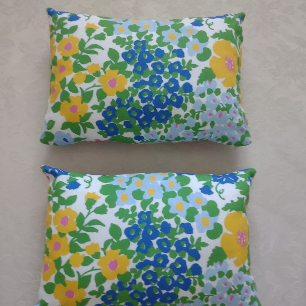 Fuchsia Million flowers The Inside 2 lumbar pillows